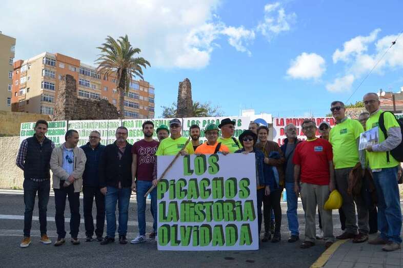 Protesta de Turcón, el pasado mes de febrero, ante las ruinas de Los Picachos (Foto TA)